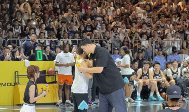 九游娱乐-两代人的青春！姚明中场上台致辞 与库里展现最萌体型差！
