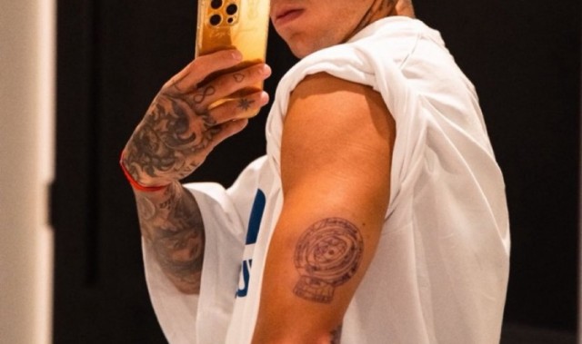 九游-恩佐将切尔西世俱杯荣耀永久铭刻，臂间奖杯纹身见证历史时刻