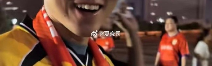 九游APP-山东男篮球星高诗岩现场看中超 同城球队山东泰山已4-0领先国安