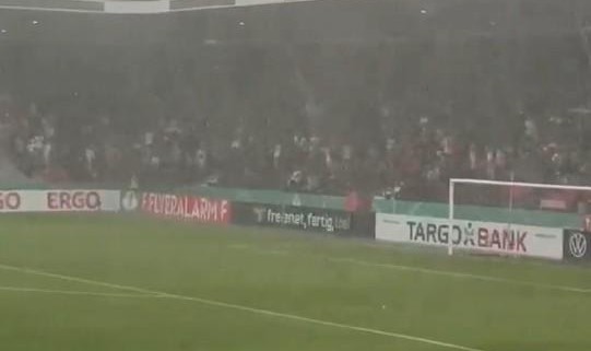 九游-因出现极端恶劣天气，勒沃库森德国杯首轮比赛短暂暂停