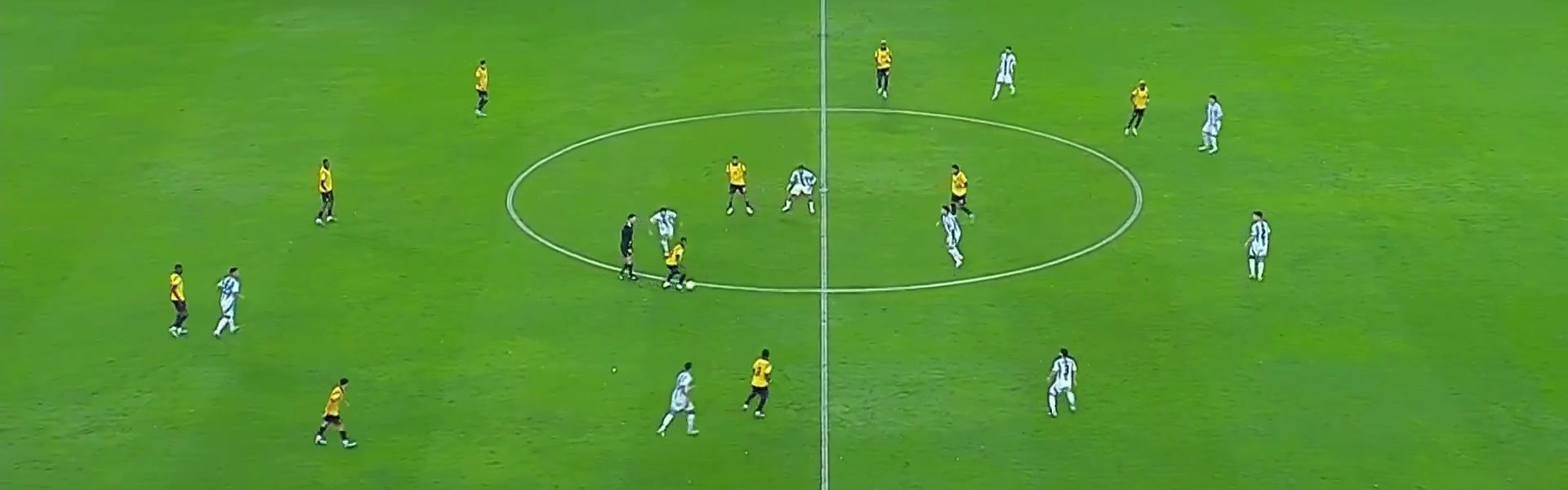 官方网站-凯塞多染红离场，厄瓜多尔与阿根廷十人对决激战正酣