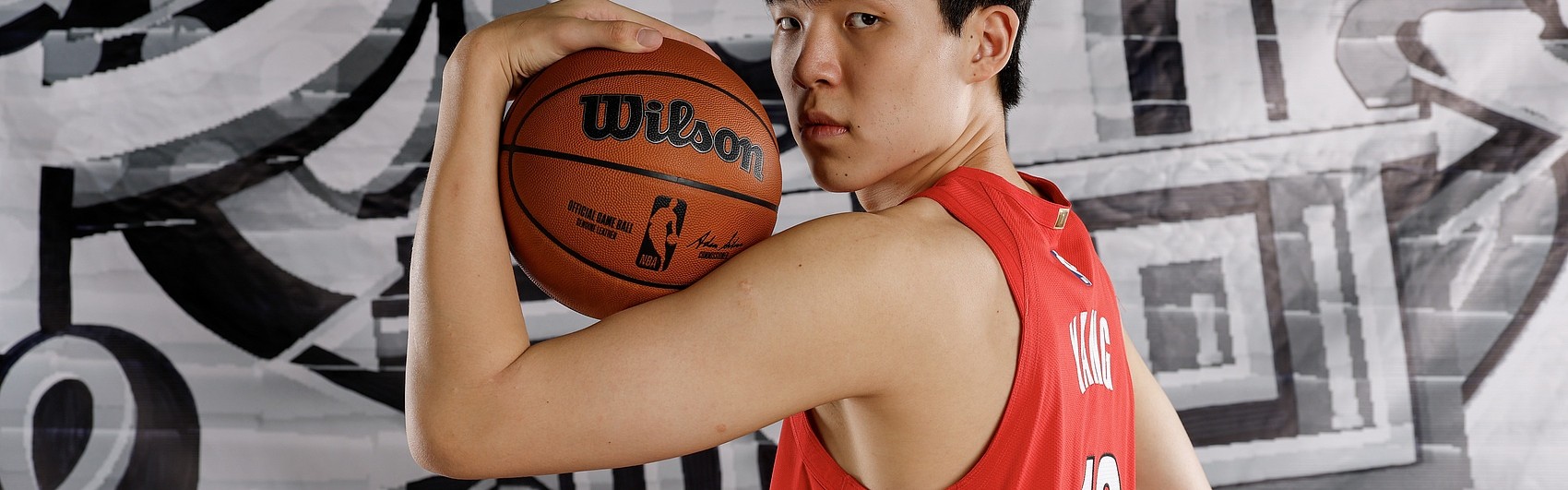 官方网站-美记：杨瀚森是夏联表现最好的大个子 他的传球&amp;预判让我眼前一亮