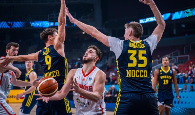 九游平台-下半场比赛迅速调整状态，火箭内线核心在今年夏天又完成了蜕变？