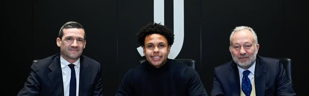 九游-麦肯尼分享续约照片：开心到极点，又一个四年