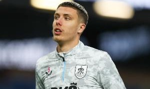 罗马诺：热刺没和伯恩利后卫艾斯特福接触，现阶段专注于其他目标