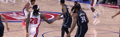 脚踝变形重伤 艾维腾飞之年却遭意外重创