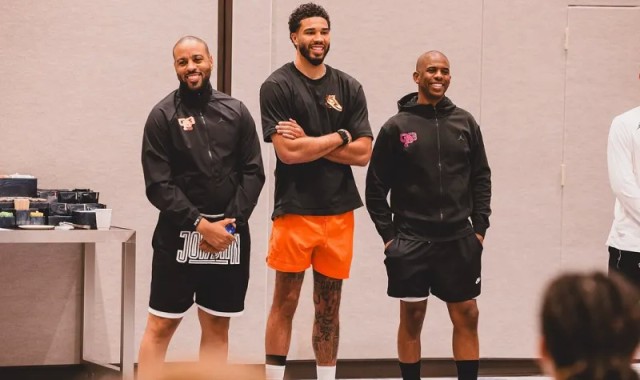 九游娱乐-帮助年轻人！杰森-塔图姆Ins晒合影与球迷分享，保罗入镜