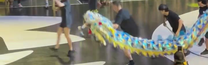 九游官网-中国元素拉满！库里一行伴着舞龙震撼出场 这波打多少分