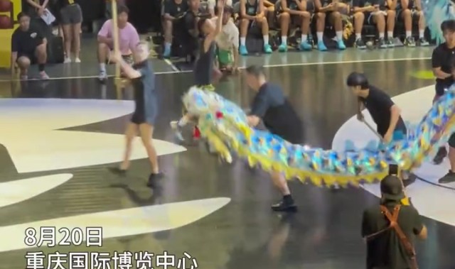 九游官网-中国元素拉满！库里一行伴着舞龙震撼出场 这波打多少分
