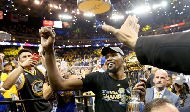 九游-你怎么看？所有总冠军的含金量都一样？杜兰特：是的